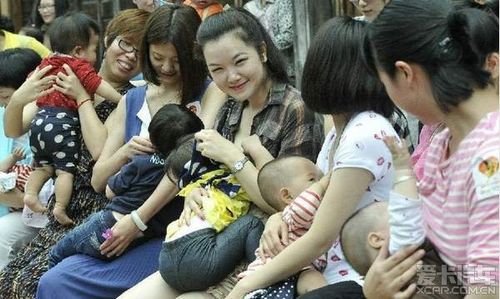 一边下奶一吃敷视频60分钟