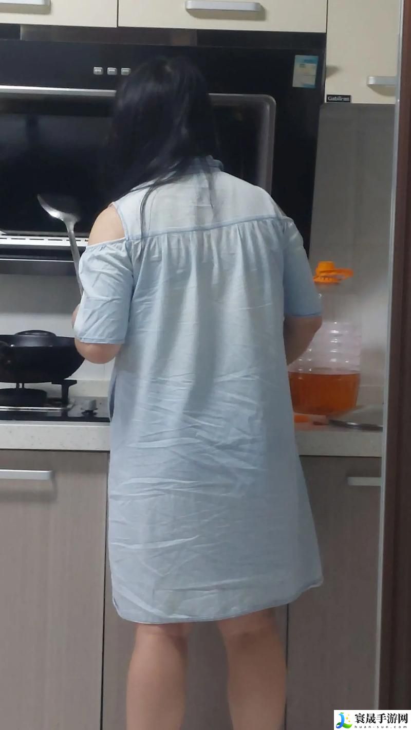 中午妈妈在厨房做饭10分钟