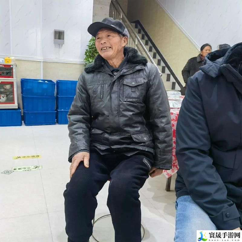 82岁老人找20多岁小伙子