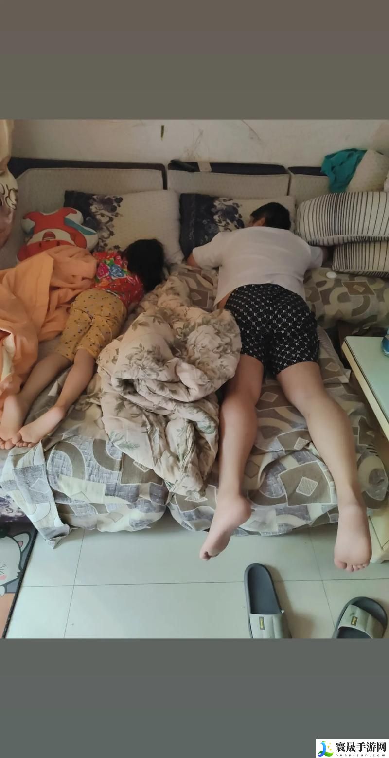 17岁女孩躺在父亲腿上睡觉好吗