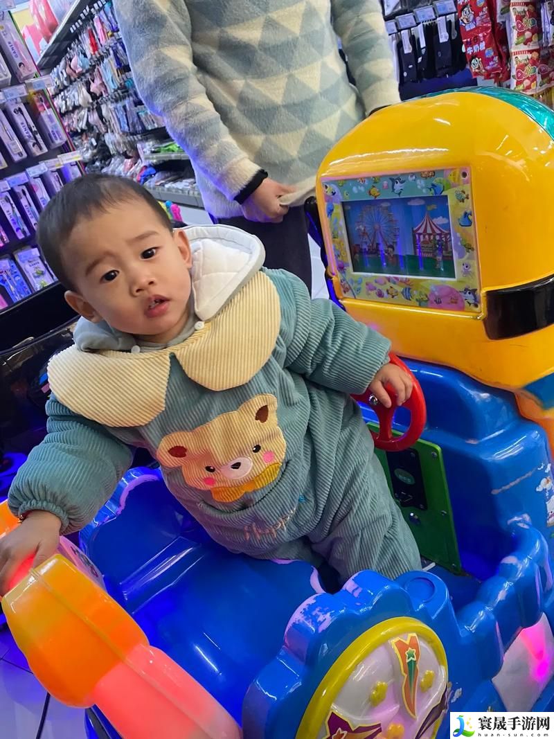 宝宝坐下来自己慢慢摇试看