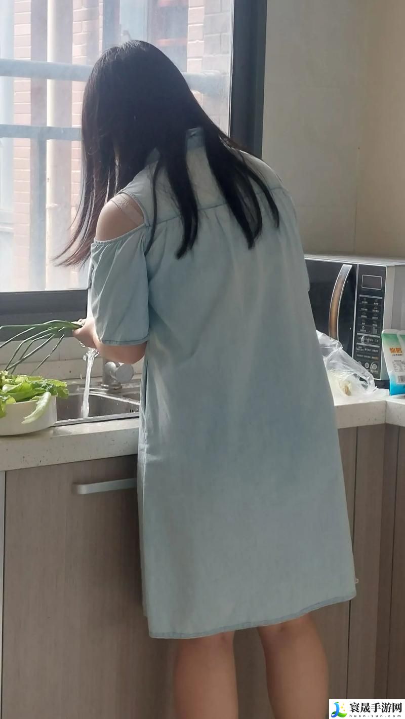 中午妈妈在厨房做饭
