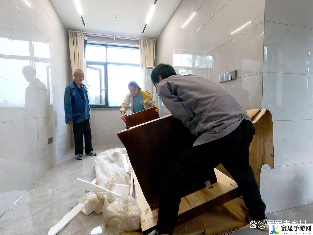 几个装修工人把我压在茶几