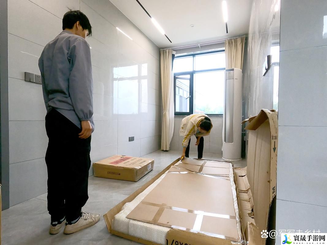 几个装修工人把我压在茶几